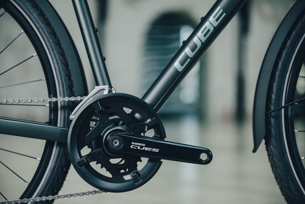 Cube Kathmandu 2027 Modelle Neuheiten im Vergleich ONE blackforest´n´chrome Detailbild Tretkurbel Shimano Cues