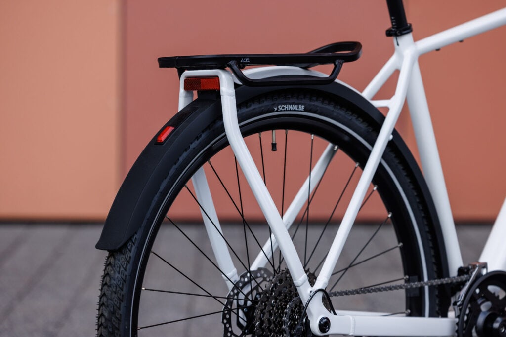Cube Kathmandu 2027 Modelle Neuheiten im Vergleich Pro metallicwhite´n´chrome Detailbild Hinterrad Schwalbe Reifen Gepäckträger