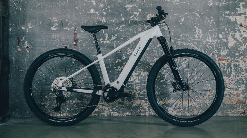 Cube Reaction Hybrid 2027 Modelle Neuheiten im Vergleich Race 800 snow´n´black Gesamtansicht Seitenansicht