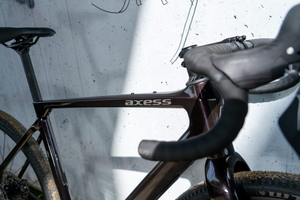 Bild des Axess Creed CF mit Fokus auf den Schriftzug auf dem Oberrohr