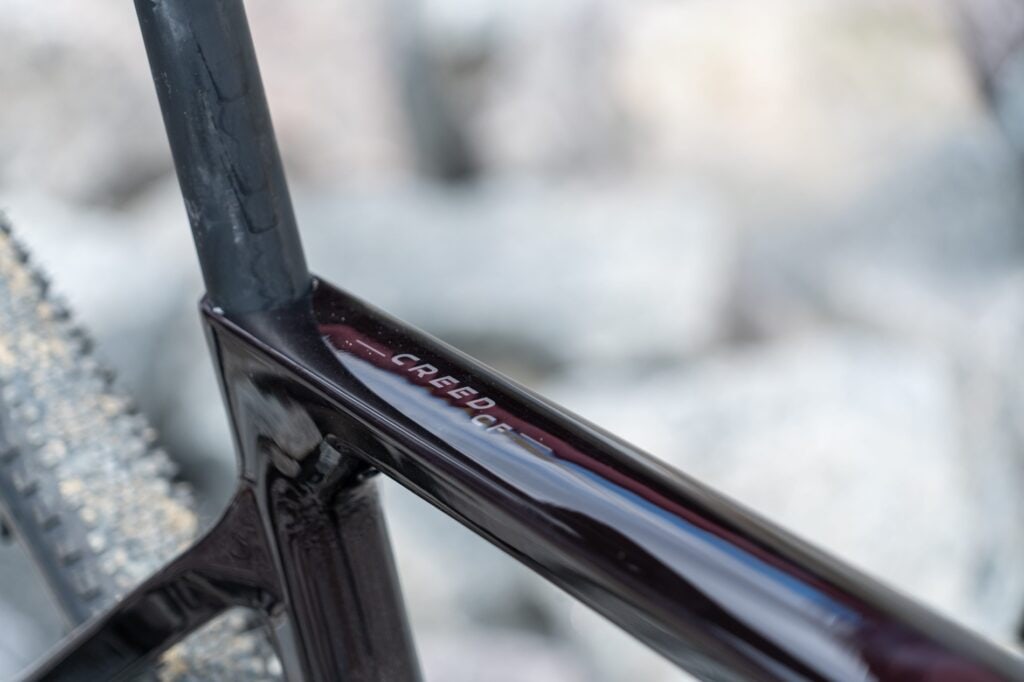 Oberrohr-Aufnahme beim Axess Creed CF mit der dunkelroten Farbe