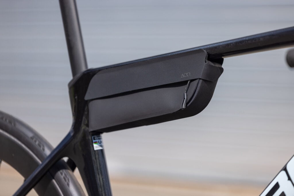 Cube Agree 2027 Modelle Neuheiten im Vergleich C:62 SLT blackpearl´n´switchwhite Detailbild Rahmentasche