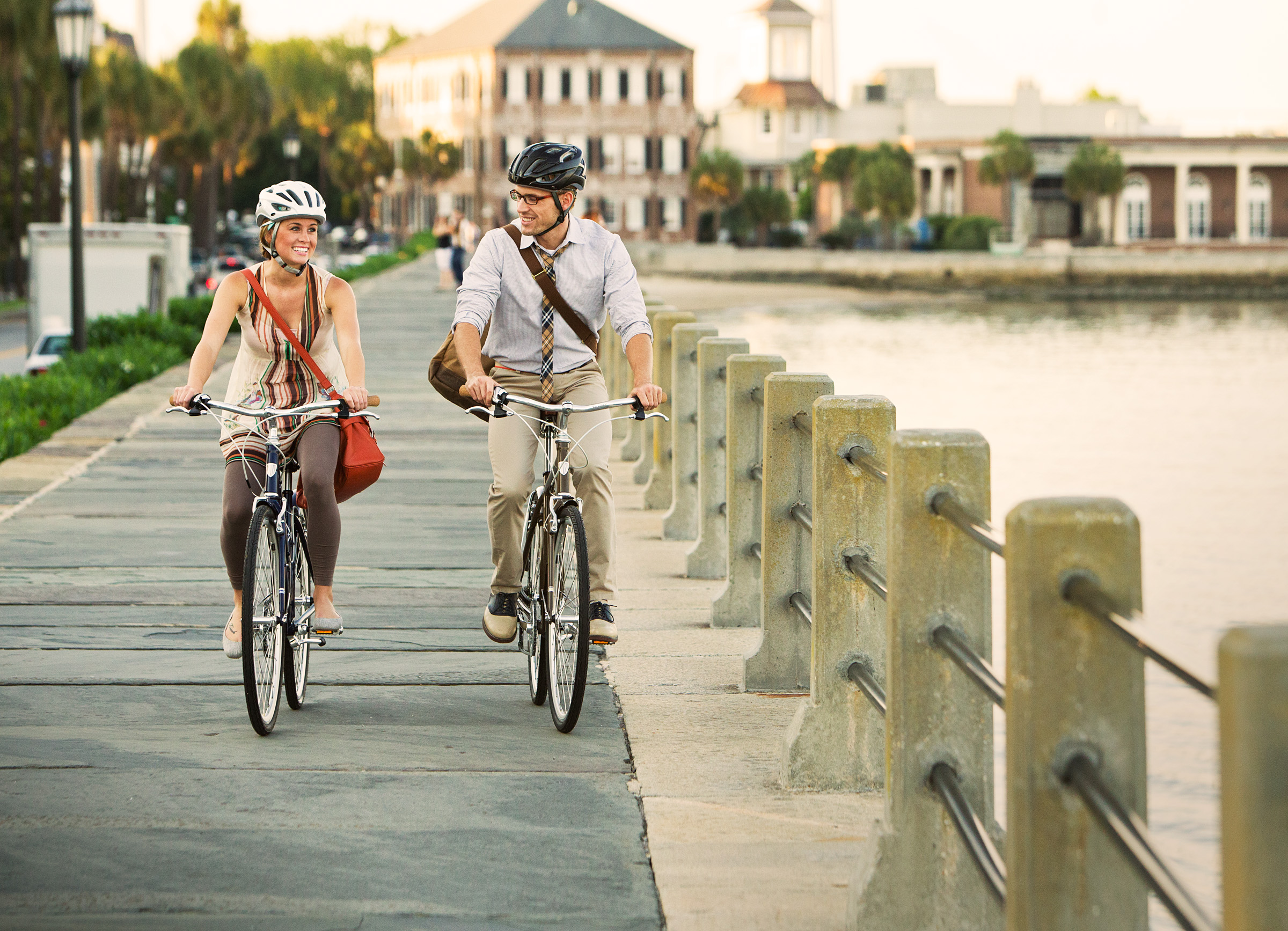 Urbanes Fahrradfahren Zwischen Fahrrad und Bürokleidung