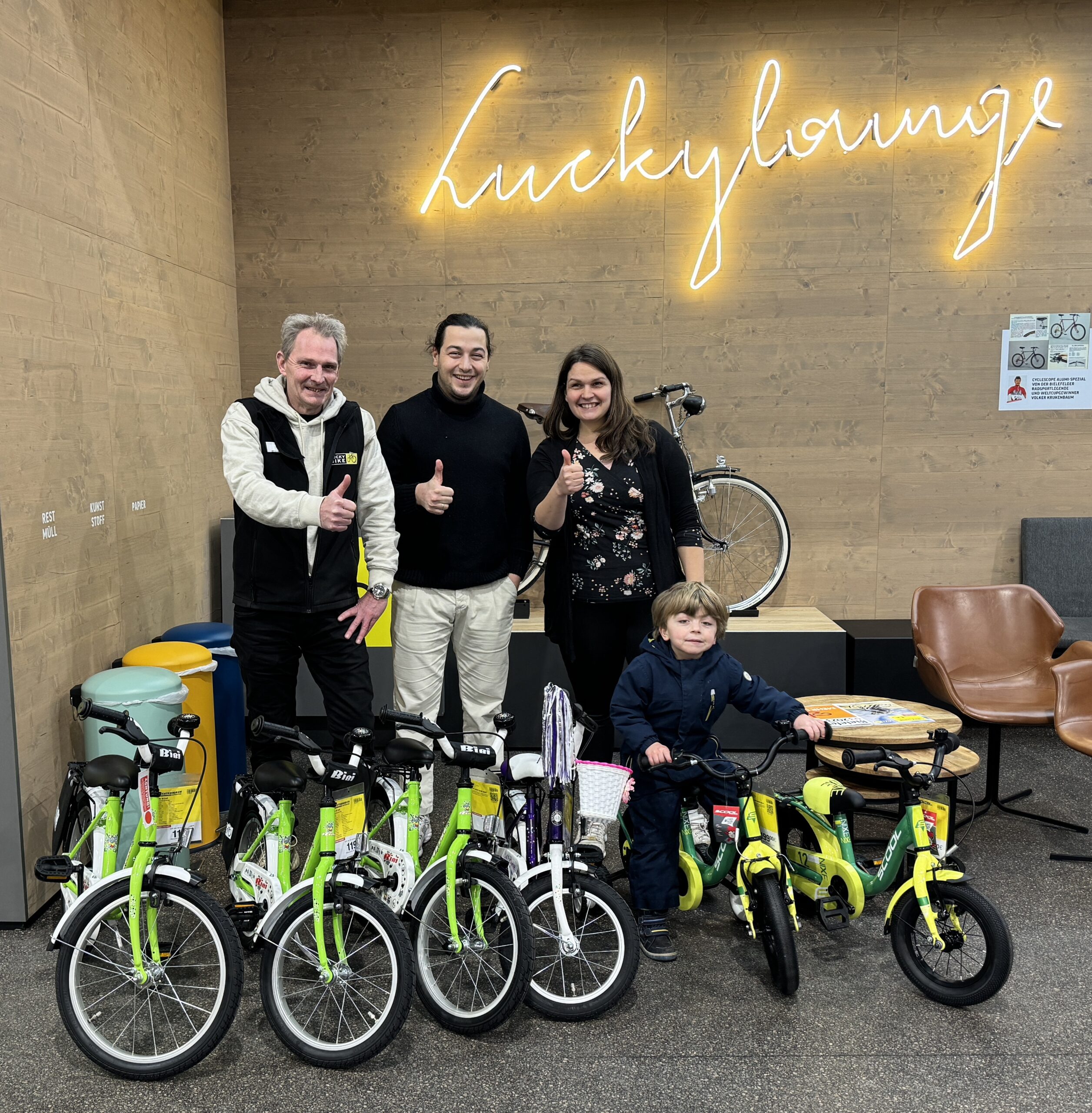 Lucky Bike Bielefeld spendet sechs Kinderräder an die Westkampschule